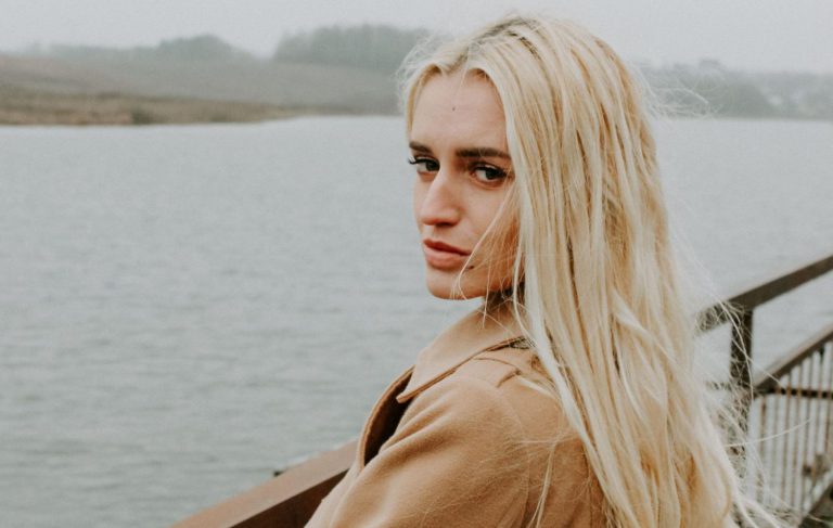 Krepaté a polétavé vlasy: potřebují správně vysušit, rozčesat a pomůže jim vhodné ošetření