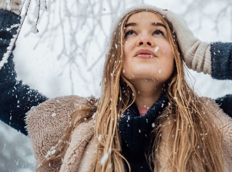 Vlasy v zimě: zaměřte se na správné rozčesávání a vysoušení