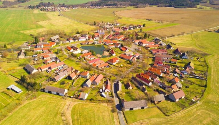 Vyplatí se bydlet na vesnici, nebo ve městě? Vyplatí se bydlet na vesnici, nebo ve městě?