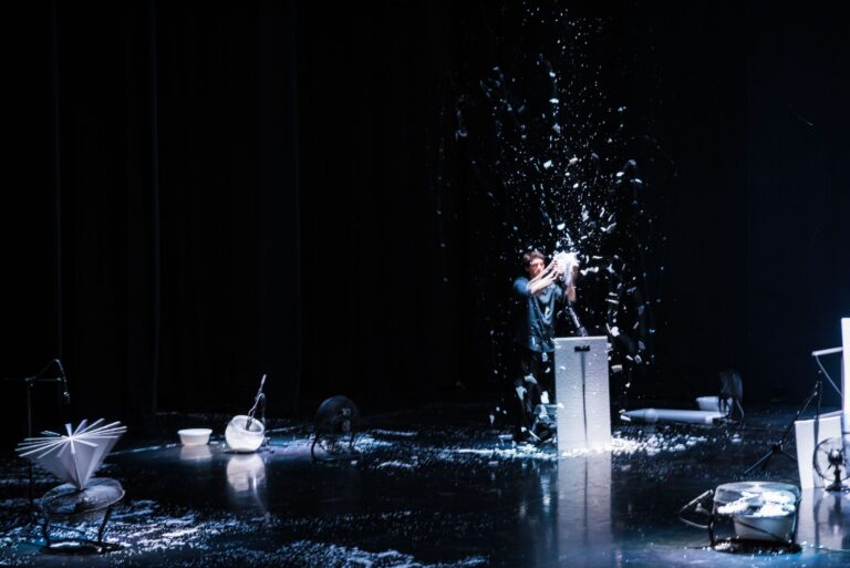 KoresponDance : tanec a divadlo v továrně