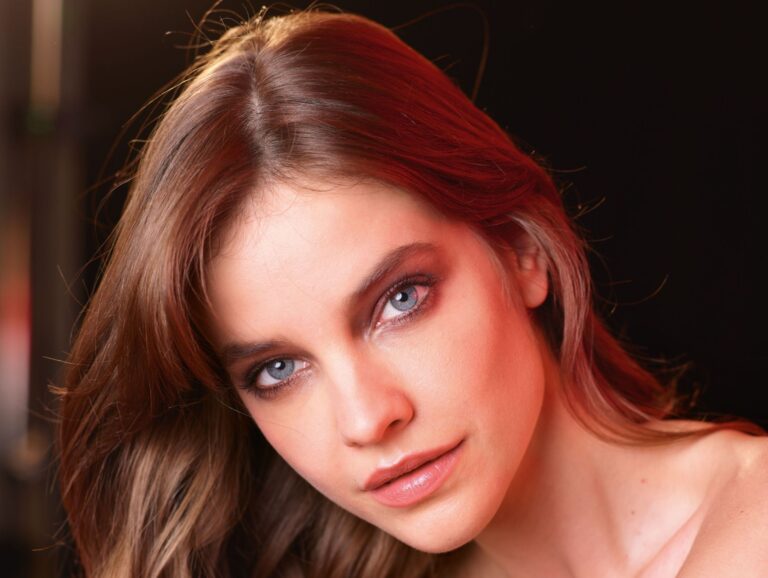 Světoznámá vizážistka značky Giorgio Armani Linda Cantello vytvořila přirozené sváteční líčení. Modelkou jí byla Barbara Palvin.