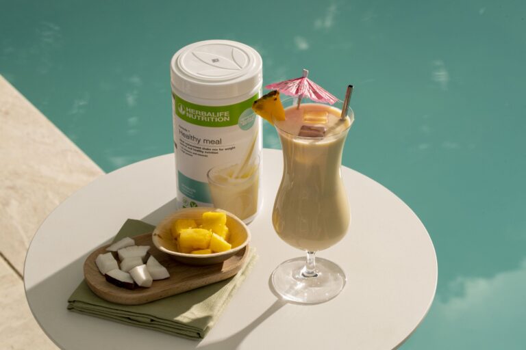 Zavzpomínejte na léto a soutěžte o limitovanou edici koktejlu Formula 1 s příchutí ananas-kokos od Herbalife Nutrition