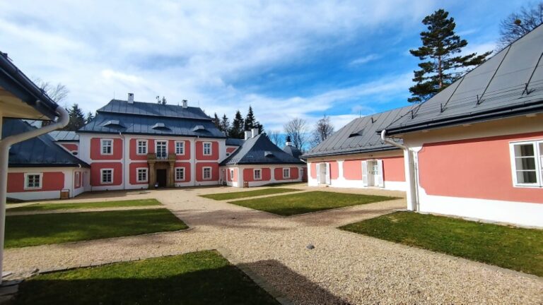 Tip na výlet: město Svratka a lovecký zámeček Karlštejn Tip na výlet: město Svratka a lovecký zámeček Karlštejn