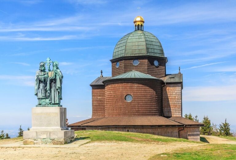 Objevte okouzlující místa v Beskydech: Cestování po okolí Horní Bečvy a Radhoště Objevte okouzlující místa v Beskydech: Cestování po okolí Horní Bečvy a Radhoště