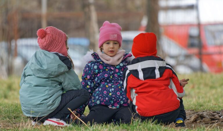 Jak si užít zábavu s dětmi venku: pohybové hry do každého počasí