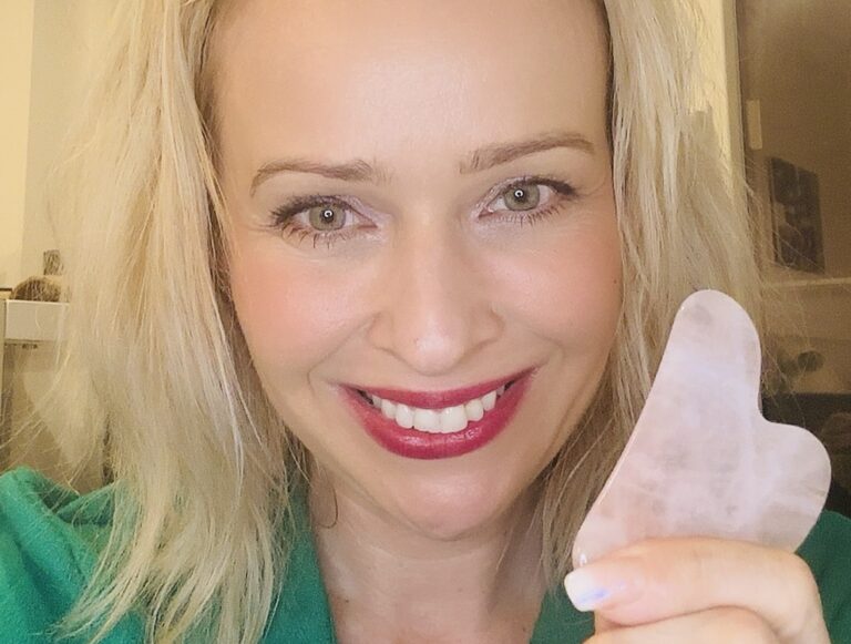 Jak rozproudit lymfu v obličeji: pomůže jóga, masáž i tejp