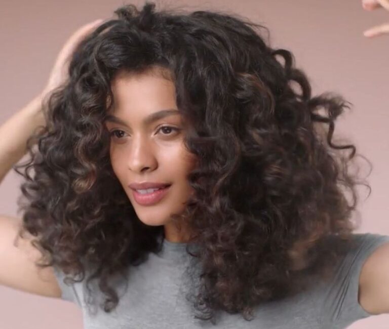 Vlny, prstýnky, kudrliny: Jak na styling pro vlnité vlasy Vlny, prstýnky, kudrliny: Jak na styling pro vlnité vlasy