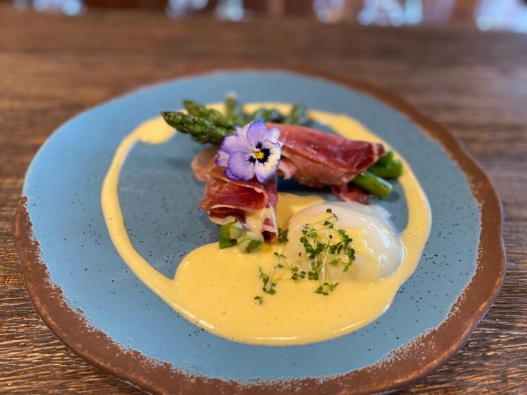 Chřest s holandskou omáčkou, parmskou šunkou a pošírovaným vajíčkem Chřest s holandskou omáčkou, parmskou šunkou a pošírovaným vajíčkem