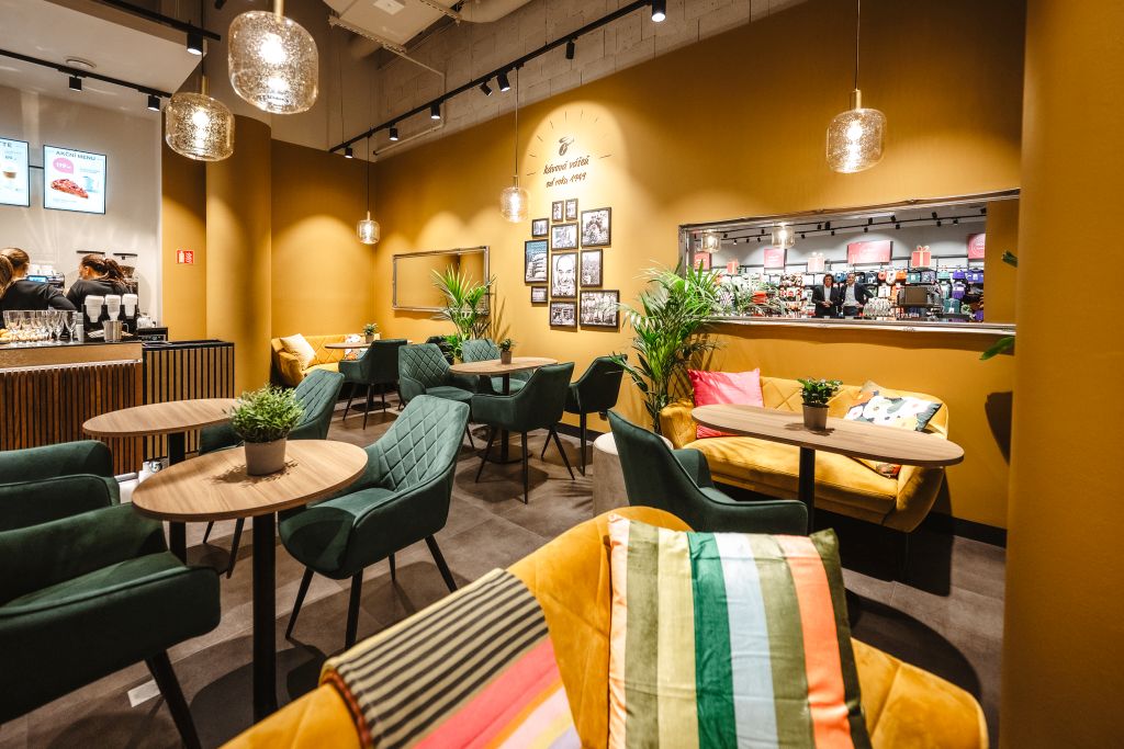 V nově otevřených prodejnách nahradila židle pohodlná křesílka. Útulné prostředí s obrázky i lampičkami láká k odpočinku. Nejnověji na pražském Smíchově nebo v Edenu.