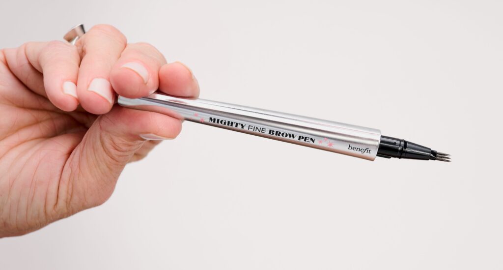 The Mighty Fine Brow Pen od Benefitu