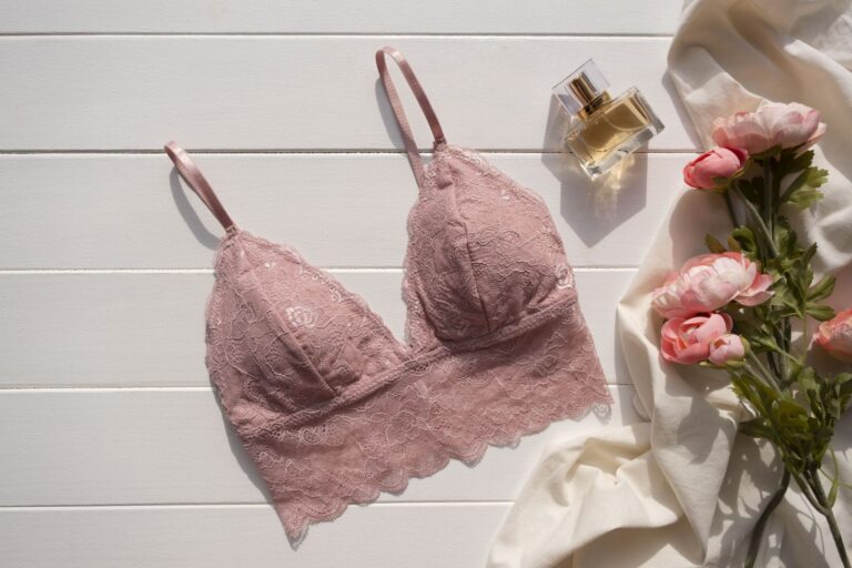 Spodní prádlo a vztahy: ženy odradí díry, muže obnošené prádlo