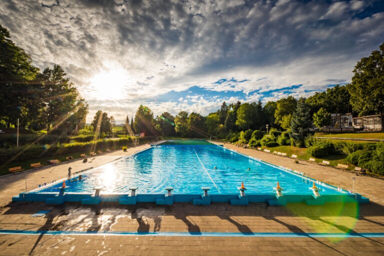 Tip na výlet: Dvůr Králové nad Labem překvapí Starou plovárnou i turistickou hrou