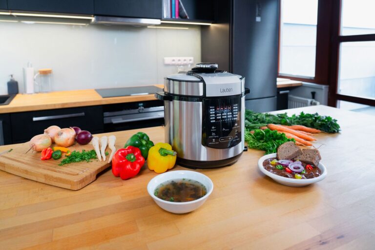 Redakční testování: multifunkční hrnec Lauben Multi Cooker 18SBCzech edition