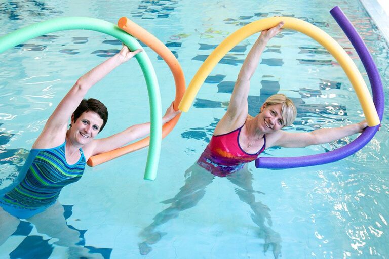 Aqua aerobik: voda odlehčuje tělo a nehrozí přetěžování kloubů