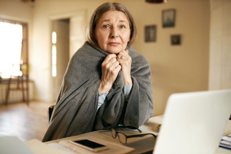 Příběh Adély: Jsem úplně vyčerpaná, chodím do práce, starám se o rodinu, matku, vnouče a nevím, jak z toho kolotoče ven