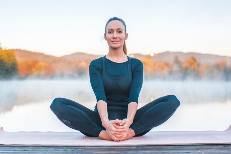 Jedna z nejvděčnějších pozic pro ženské tělo. Jemná, a přitom velmi účinná. Baddha Kónásanu zařazuji téměř do každé lekce.