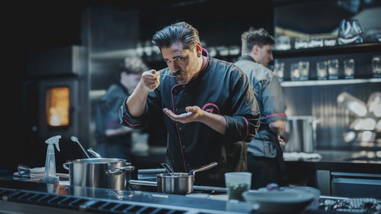 Když se zhasne: Vojta Kotek v nové komedii prozradil recept na smilstvo