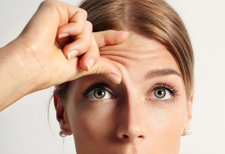 Mračivka a vrásky na čele: jako prevence pomůže face jóga, akupresurní body i lymfatická masáž