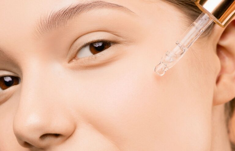 Beauty novinky na duben: objevili jsme pro vás pečující make-up, tekutou tvářenku, zmatňující sérum s vysokým SPF i čistící masku