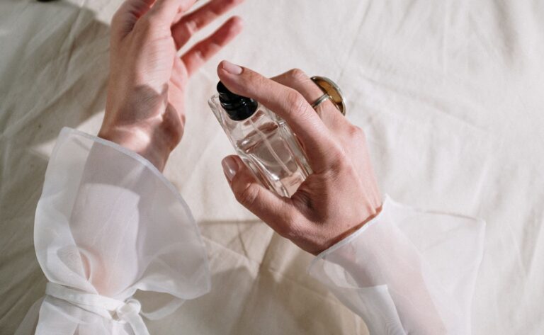 Dubnové tipy na nové vůně: objevili jsme pro vás úžasnou parfémovou vodu, vůni inspirovanou orientem i známou klasiku