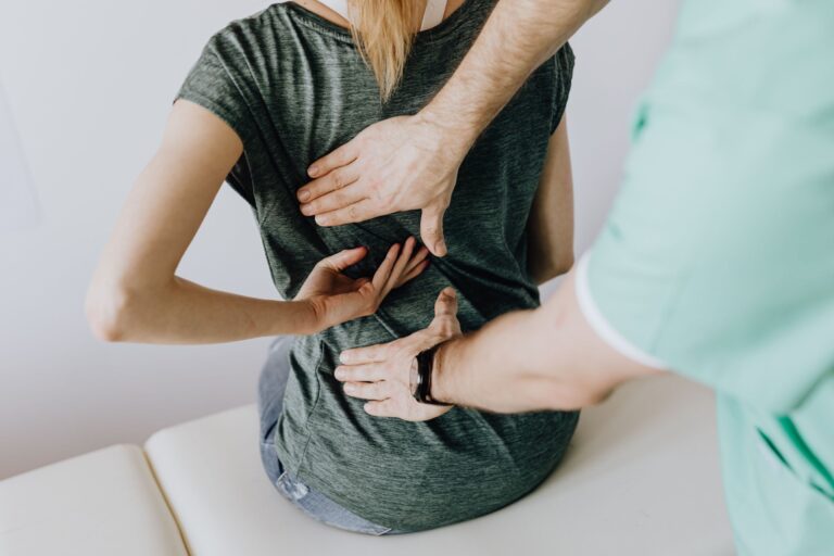 Jak žít i uklízet bez bolesti zad: pohybová specialistka radí, jak zaujmout správný postoj při běžných činnostech Jak žít i uklízet bez bolesti zad: pohybová specialistka radí, jak zaujmout správný postoj při běžných činnostech