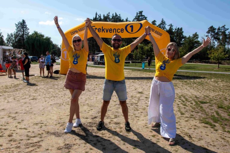 Radiokempy Frekvence 1: přivezou vaše nejoblíbenější hvězdy, moderátory i táborák
